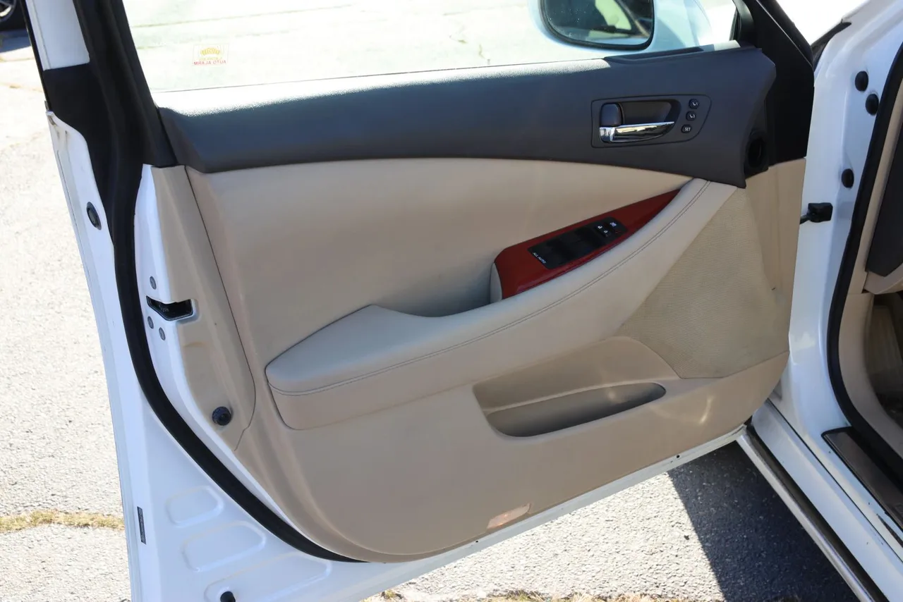 2008 Lexus ES ES 350 Sedan 4D in white — photo 12 of 42