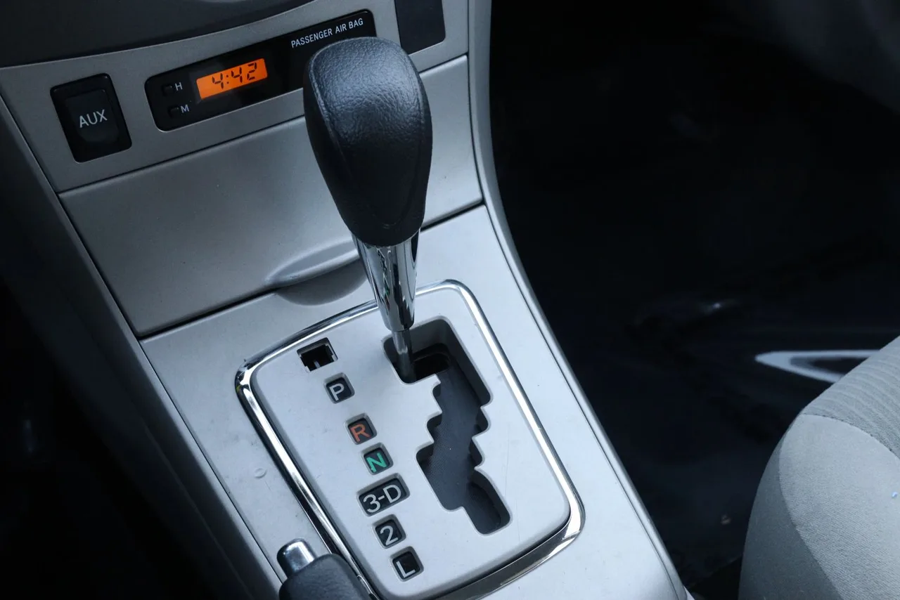 2011 Toyota Corolla LE Sedan 4D in white — photo 33 of 40