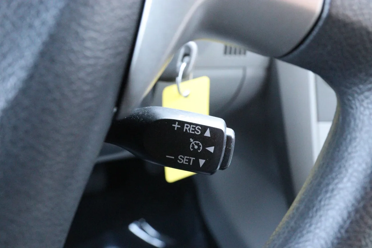 2011 Toyota Corolla LE Sedan 4D in white — photo 36 of 40