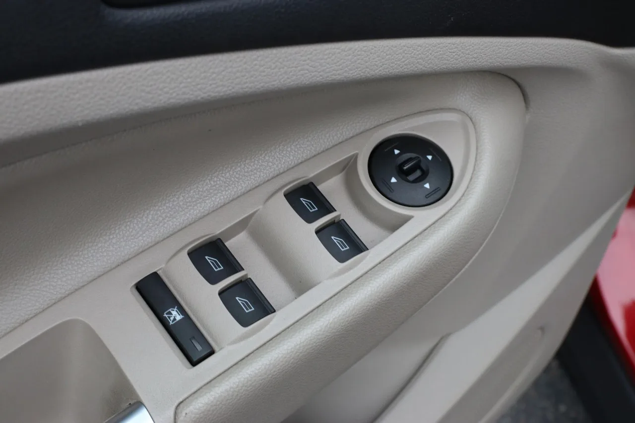 2013 Ford Escape SE Sport Utility 4D in burgundy — photo 11 of 35