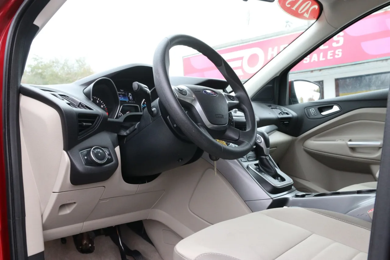 2013 Ford Escape SE Sport Utility 4D in burgundy — photo 12 of 35