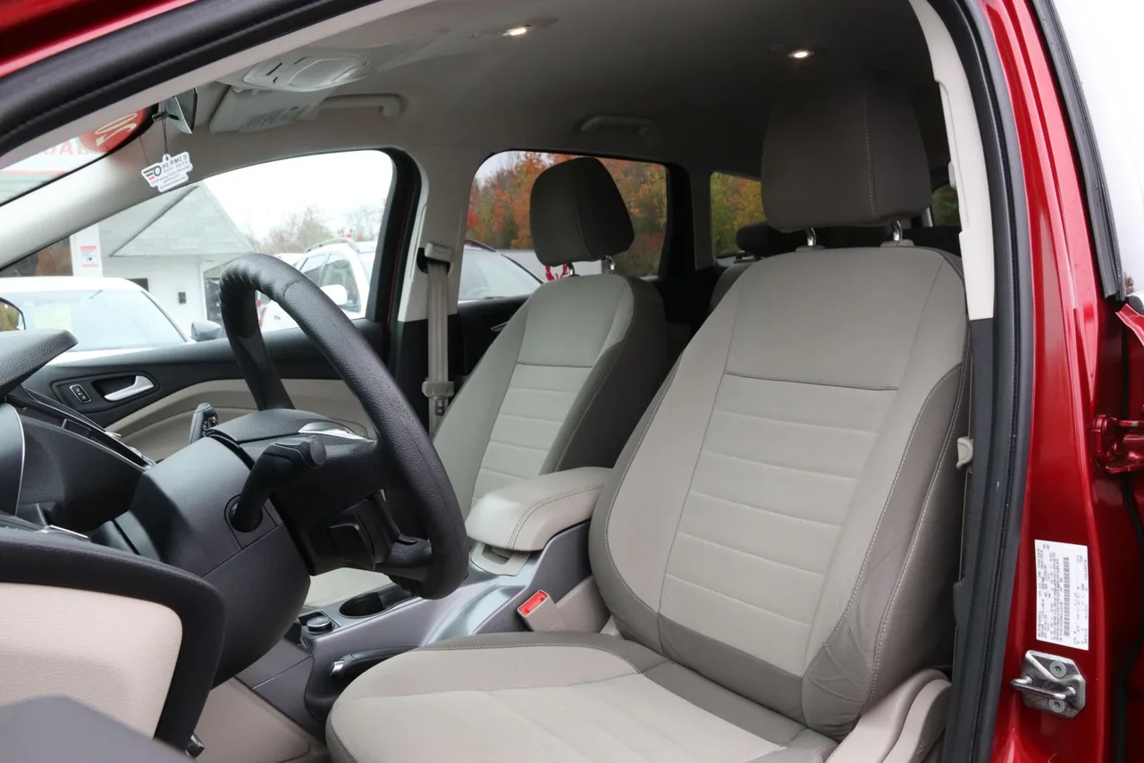 2013 Ford Escape SE Sport Utility 4D in burgundy — photo 13 of 35