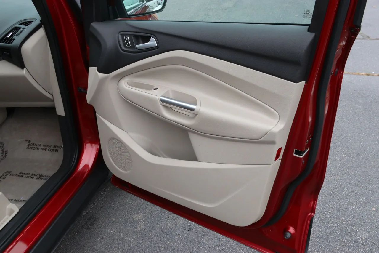 2013 Ford Escape SE Sport Utility 4D in burgundy — photo 20 of 35