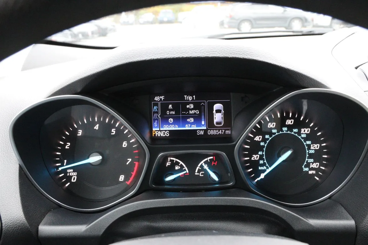 2013 Ford Escape SE Sport Utility 4D in burgundy — photo 26 of 35