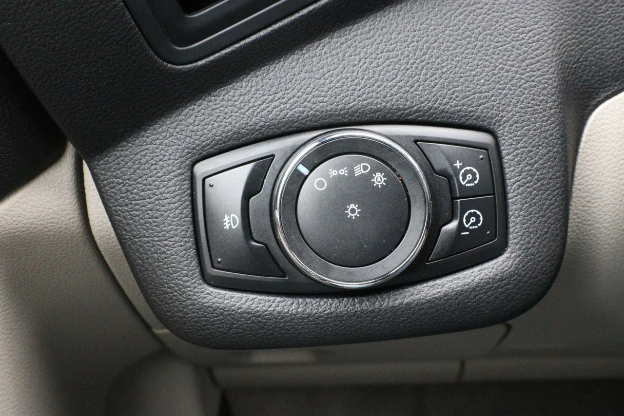 2013 Ford Escape SE Sport Utility 4D in burgundy — photo 27 of 35
