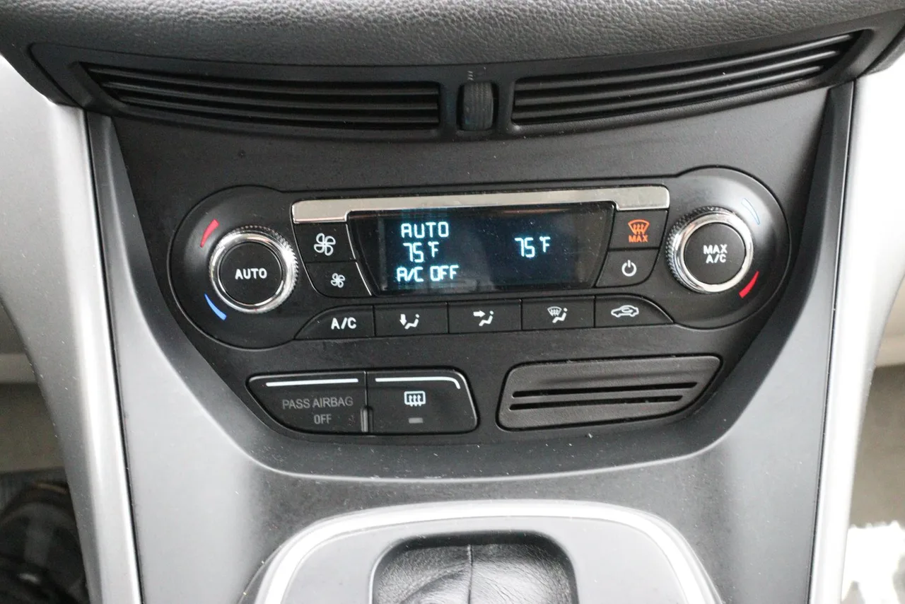 2013 Ford Escape SE Sport Utility 4D in burgundy — photo 28 of 35