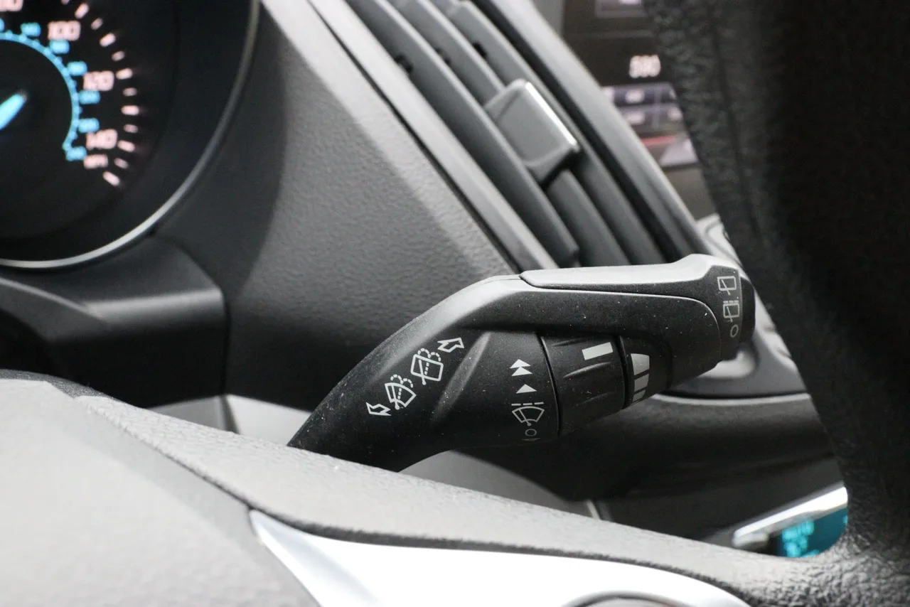 2013 Ford Escape SE Sport Utility 4D in burgundy — photo 31 of 35