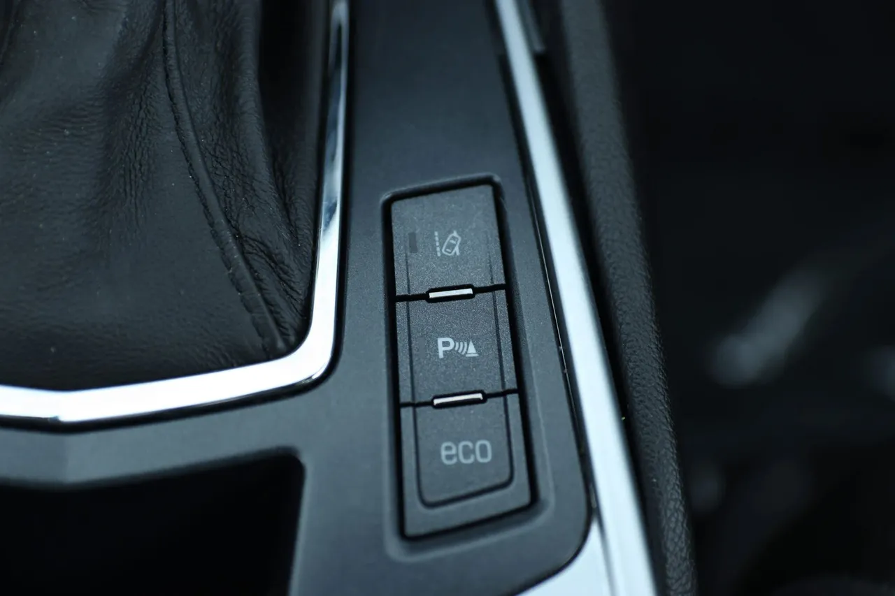 2014 Cadillac SRX Performance Collection Sport Utility 4D in black — photo 27 of 33