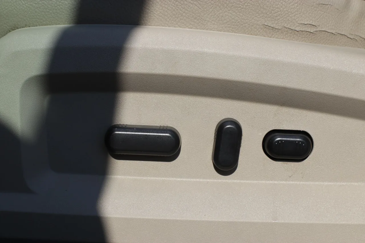 2014 Ford Edge SEL Sport Utility 4D in white — photo 17 of 39