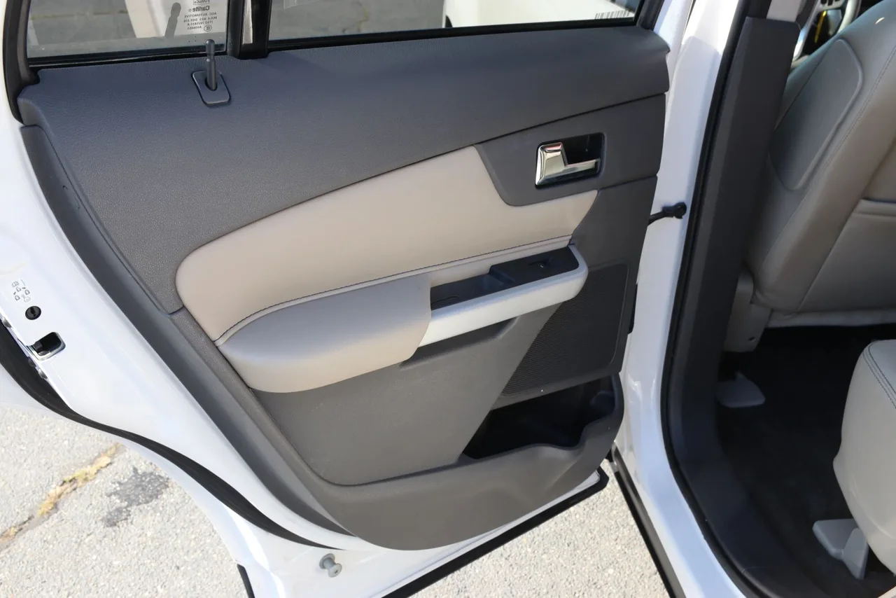 2014 Ford Edge SEL Sport Utility 4D in white — photo 19 of 39