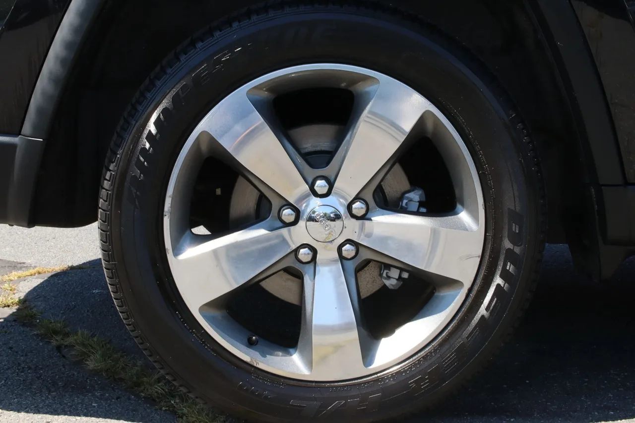 2014 Jeep Grand Cherokee Limited Sport Utility 4D in black — photo 8 of 31