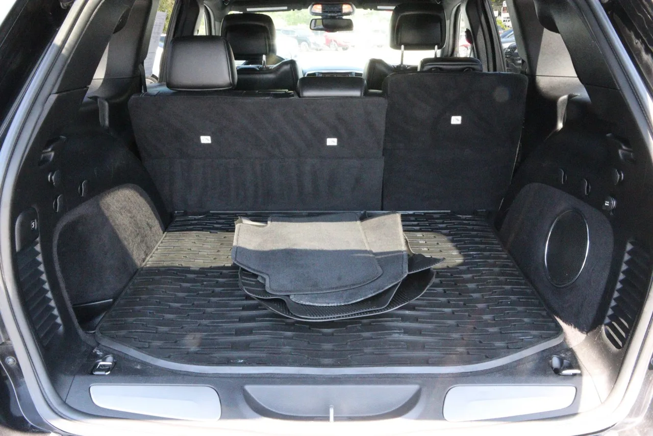 2014 Jeep Grand Cherokee Limited Sport Utility 4D in black — photo 9 of 31