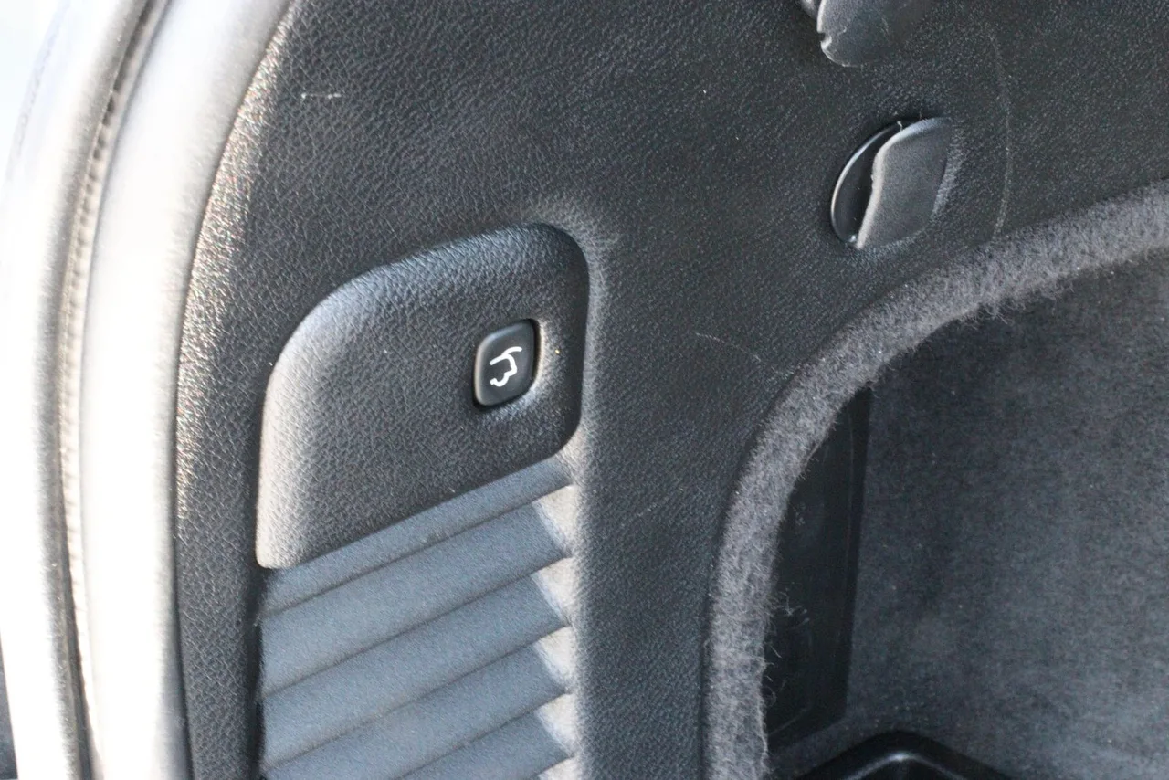 2014 Jeep Grand Cherokee Limited Sport Utility 4D in black — photo 10 of 31