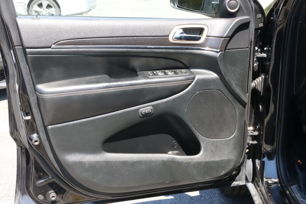 2014 Jeep Grand Cherokee Limited Sport Utility 4D in black — photo 12 of 31