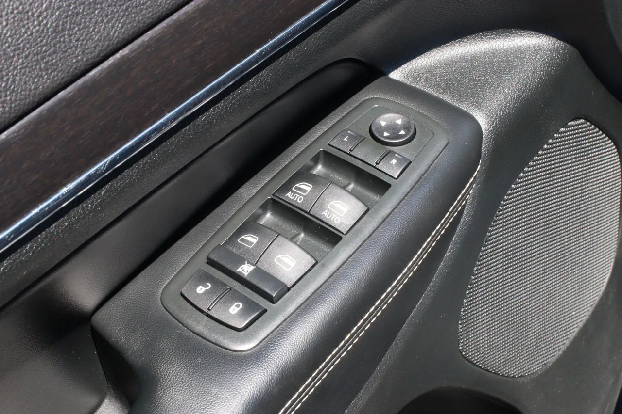 2014 Jeep Grand Cherokee Limited Sport Utility 4D in black — photo 13 of 31