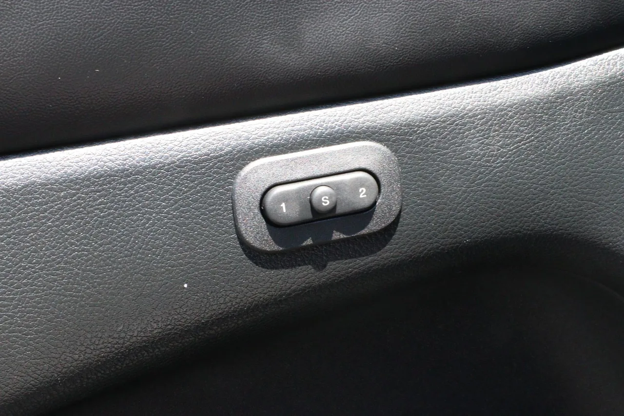 2014 Jeep Grand Cherokee Limited Sport Utility 4D in black — photo 14 of 31