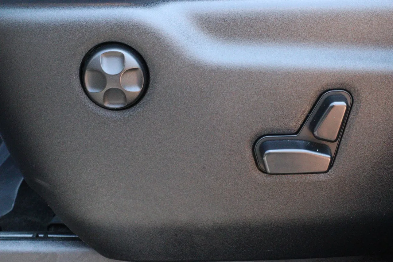 2014 Jeep Grand Cherokee Limited Sport Utility 4D in black — photo 15 of 31