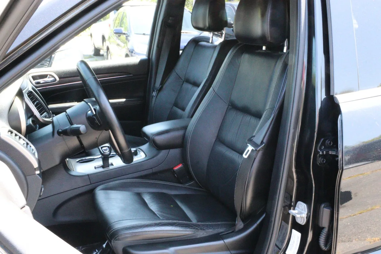 2014 Jeep Grand Cherokee Limited Sport Utility 4D in black — photo 16 of 31