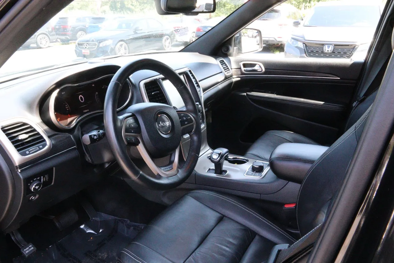 2014 Jeep Grand Cherokee Limited Sport Utility 4D in black — photo 17 of 31