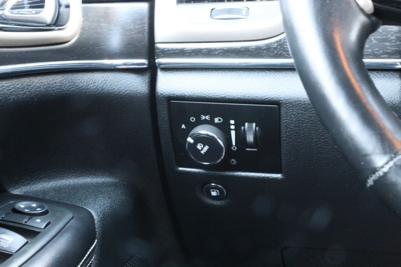 2014 Jeep Grand Cherokee Limited Sport Utility 4D in black — photo 21 of 31