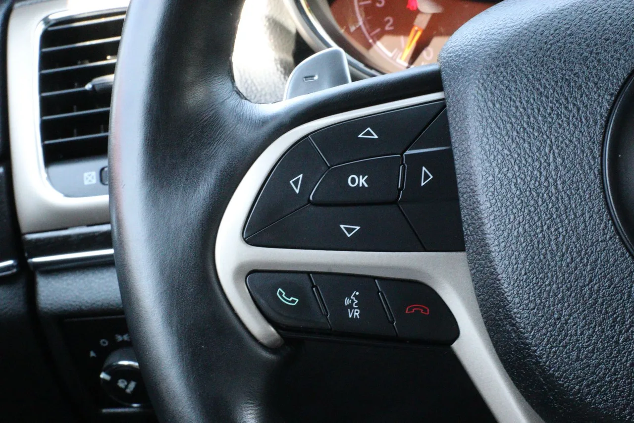 2014 Jeep Grand Cherokee Limited Sport Utility 4D in black — photo 24 of 31