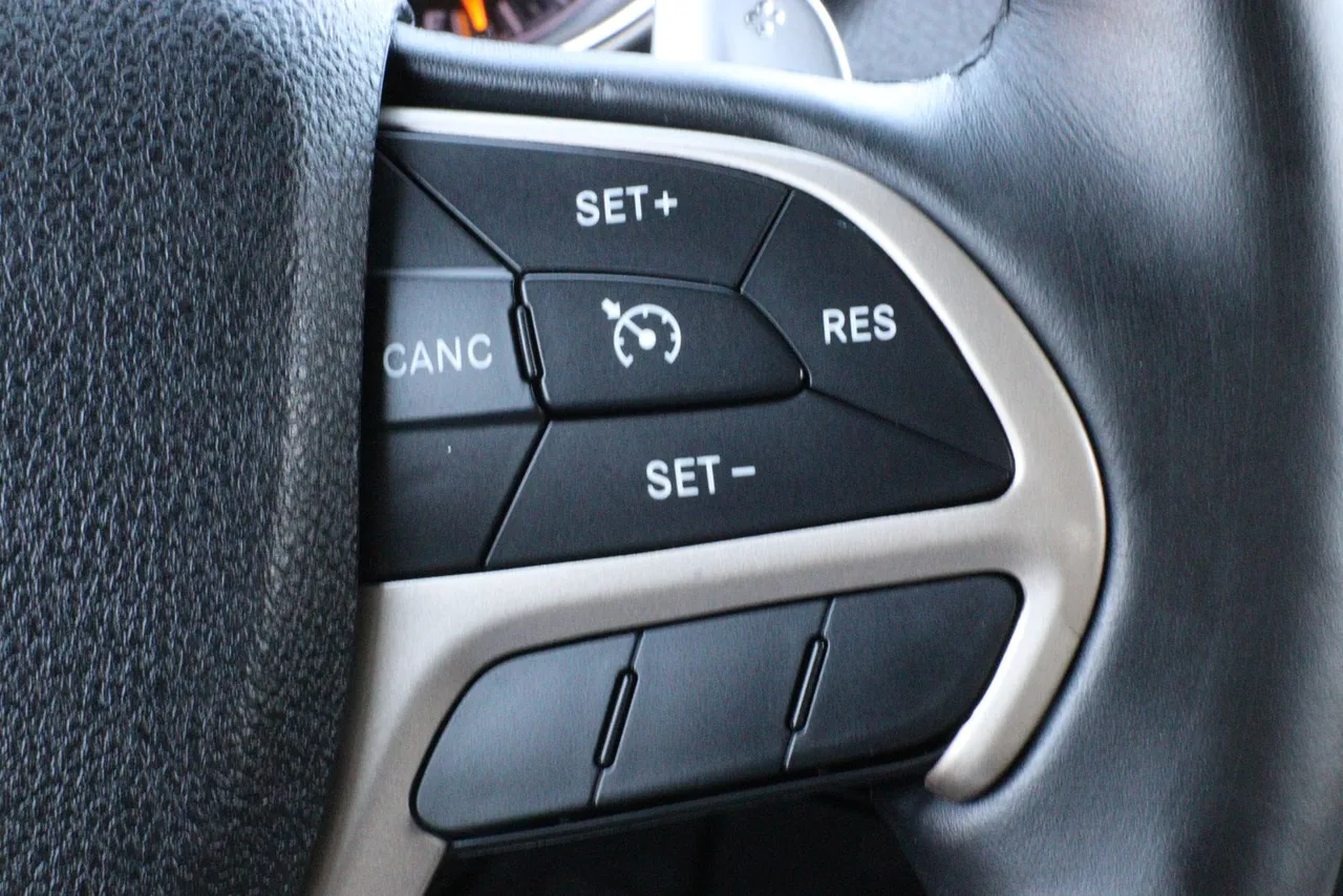 2014 Jeep Grand Cherokee Limited Sport Utility 4D in black — photo 25 of 31