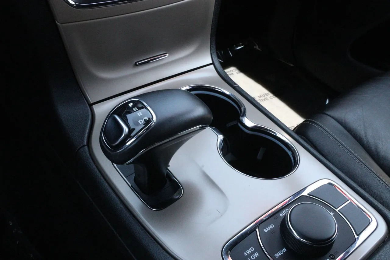 2014 Jeep Grand Cherokee Limited Sport Utility 4D in black — photo 26 of 31