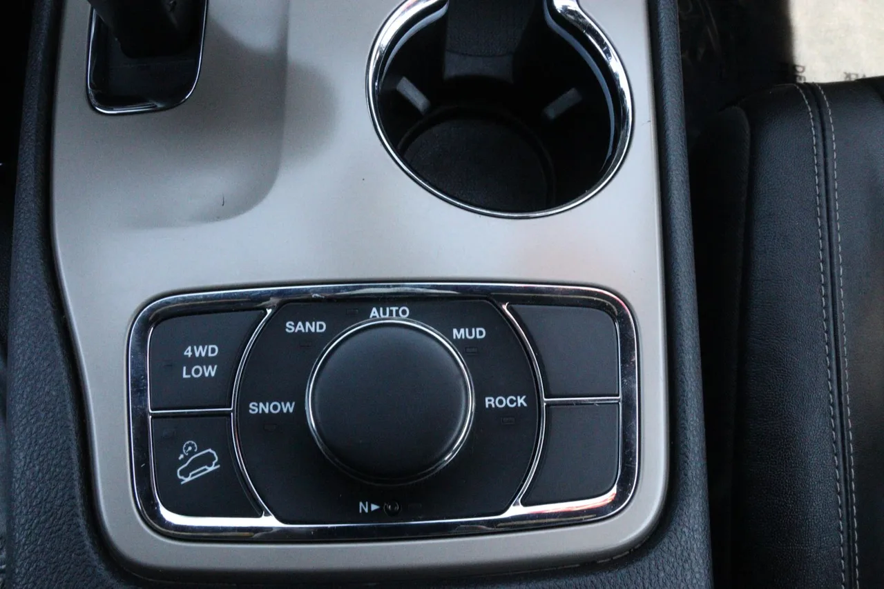 2014 Jeep Grand Cherokee Limited Sport Utility 4D in black — photo 27 of 31