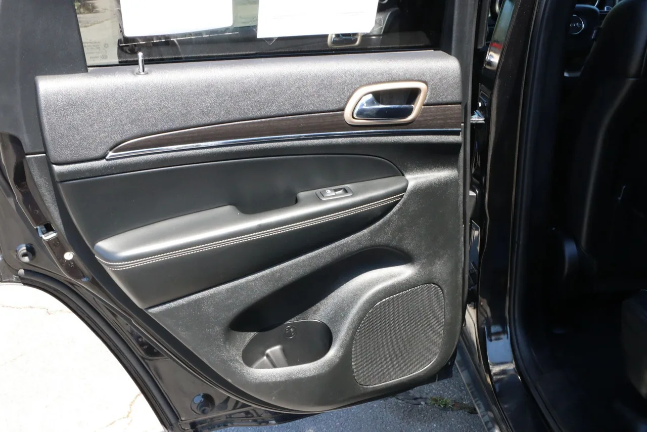 2014 Jeep Grand Cherokee Limited Sport Utility 4D in black — photo 30 of 31
