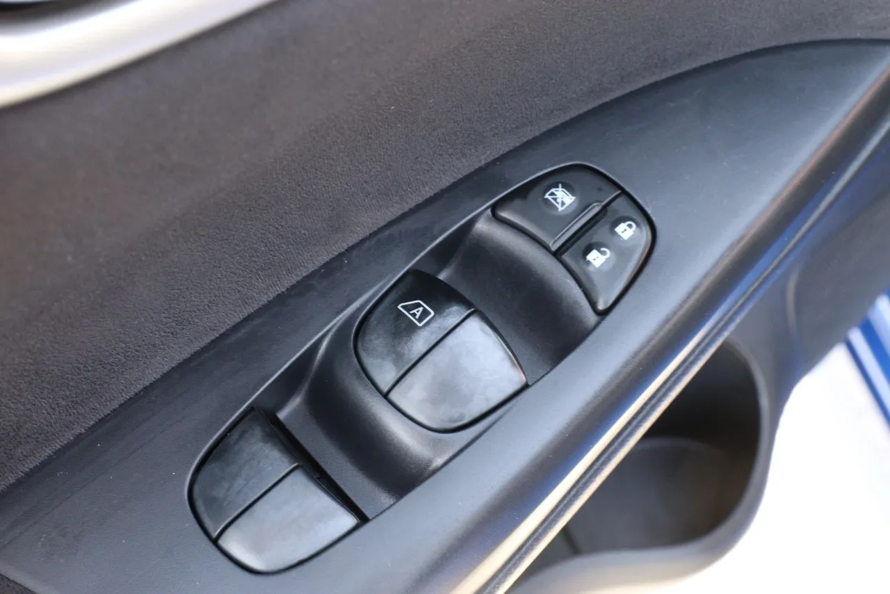 2014 Nissan Sentra SR Sedan 4D in blue — photo 14 of 36
