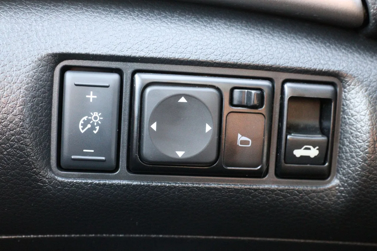 2014 Nissan Sentra SR Sedan 4D in blue — photo 29 of 36