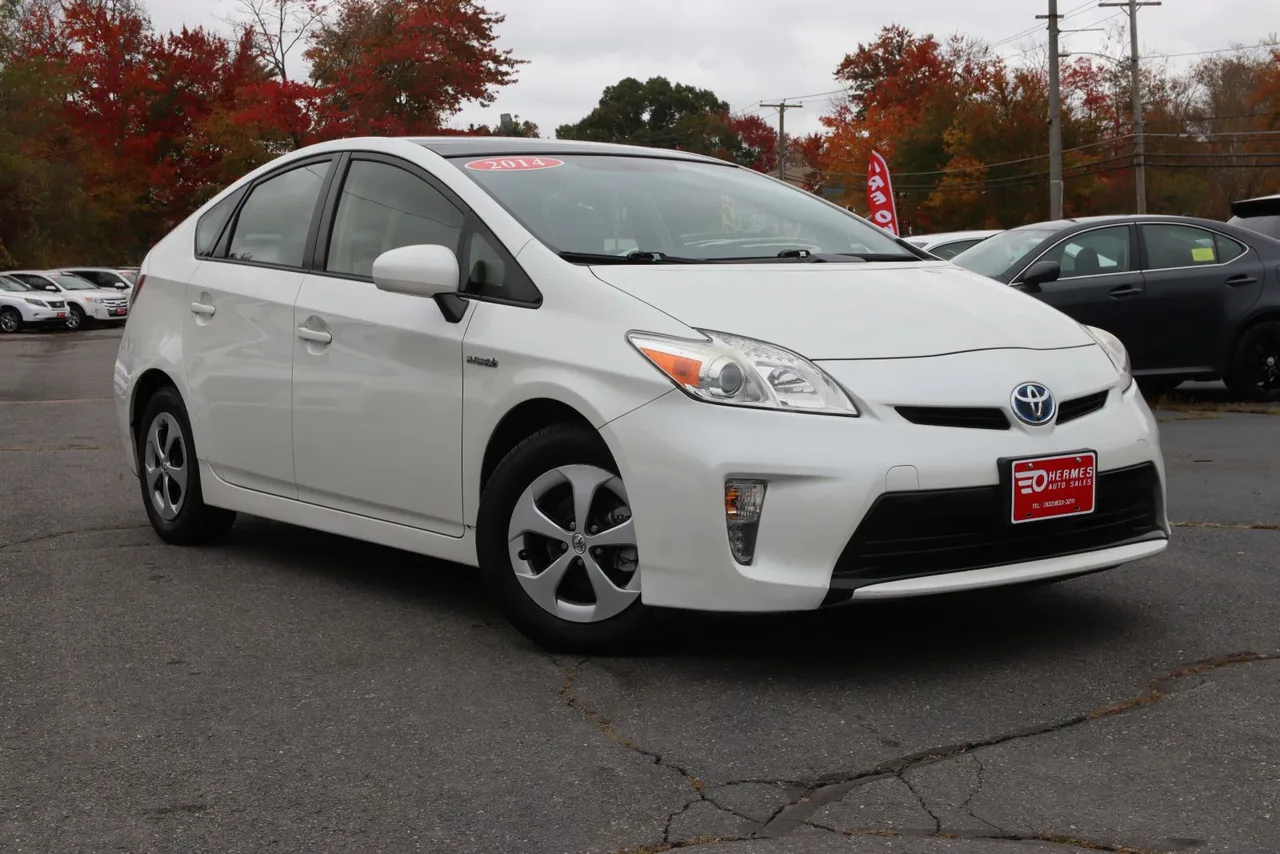 2014 Toyota Prius Three Hatchback 4D in silver — photo 3 of 38