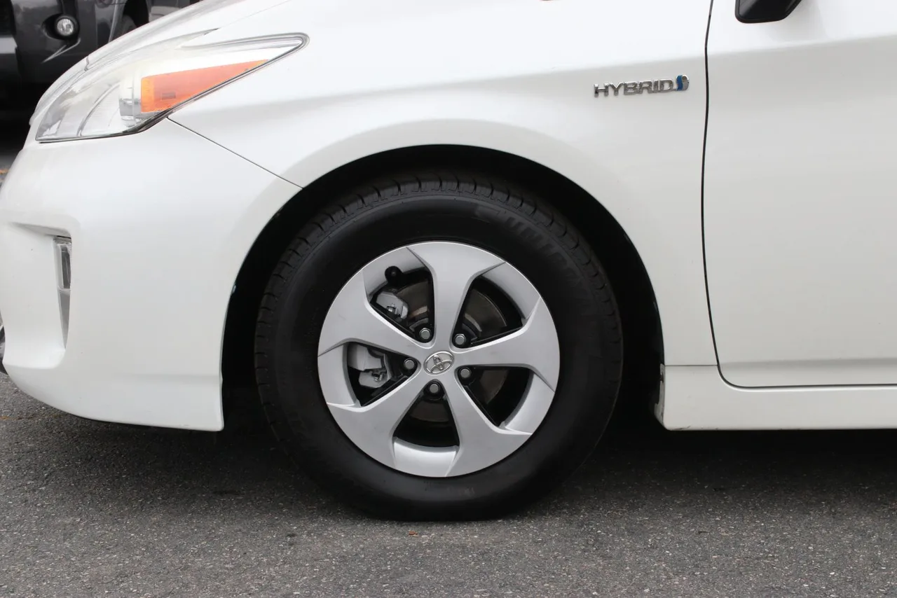 2014 Toyota Prius Three Hatchback 4D in silver — photo 4 of 38