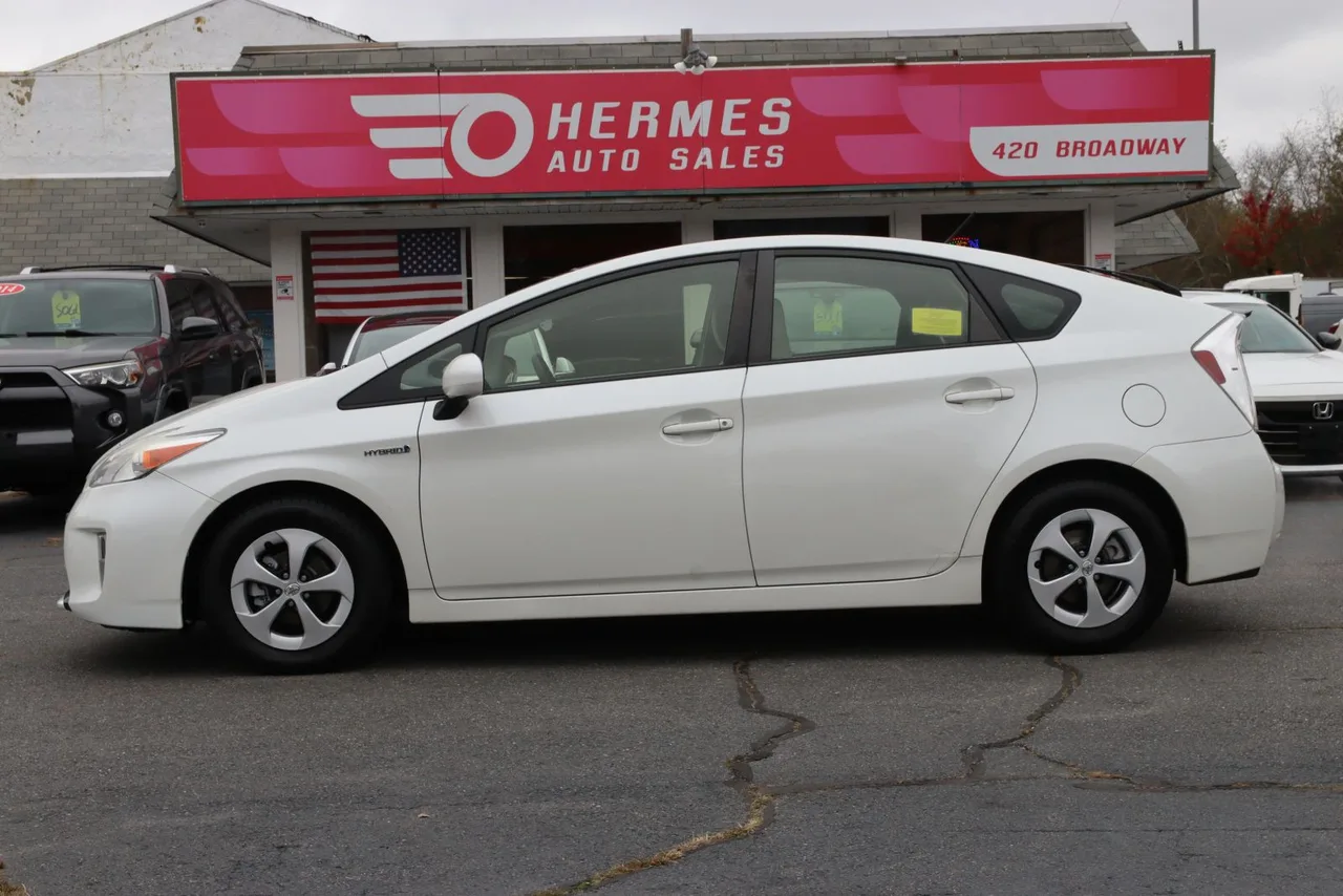 2014 Toyota Prius Three Hatchback 4D in silver — photo 5 of 38