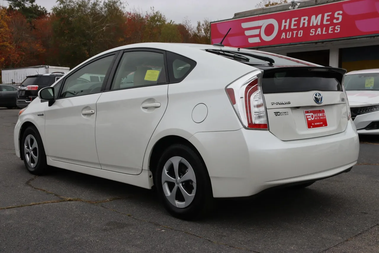 2014 Toyota Prius Three Hatchback 4D in silver — photo 7 of 38
