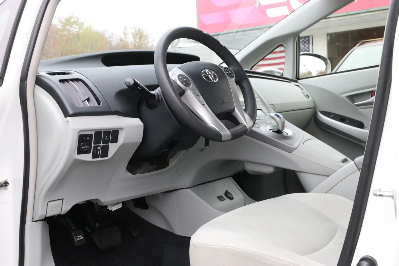 2014 Toyota Prius Three Hatchback 4D in silver — photo 13 of 38