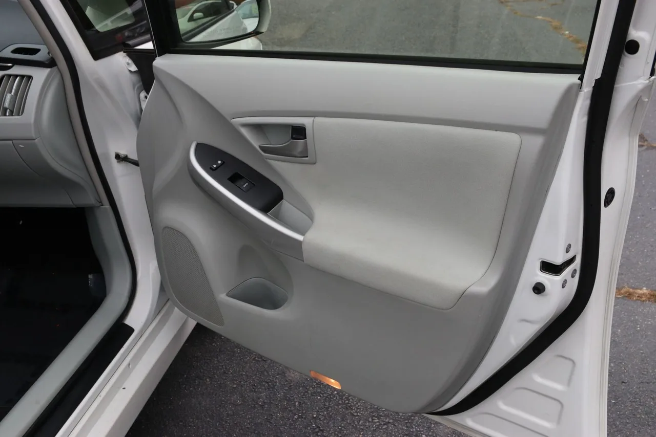 2014 Toyota Prius Three Hatchback 4D in silver — photo 23 of 38