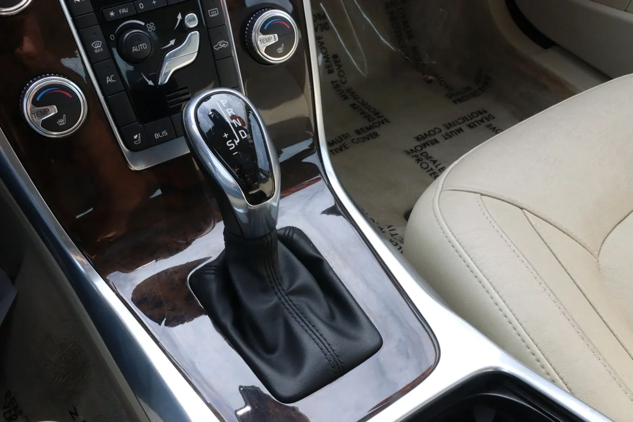 2015 Volvo S80 T6 Premier Sedan 4D (2015.5) in blue — photo 33 of 40
