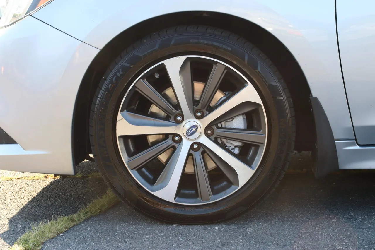 2016 Subaru Legacy 3.6R Limited Sedan 4D in silver — photo 3 of 33