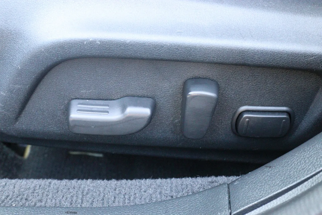2016 Subaru Legacy 3.6R Limited Sedan 4D in silver — photo 30 of 33