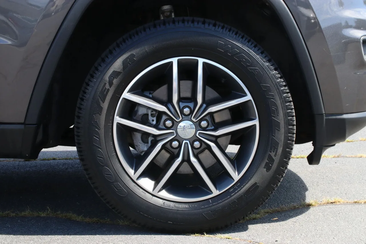 2017 Jeep Grand Cherokee Limited Sport Utility 4D in gray — photo 9 of 31