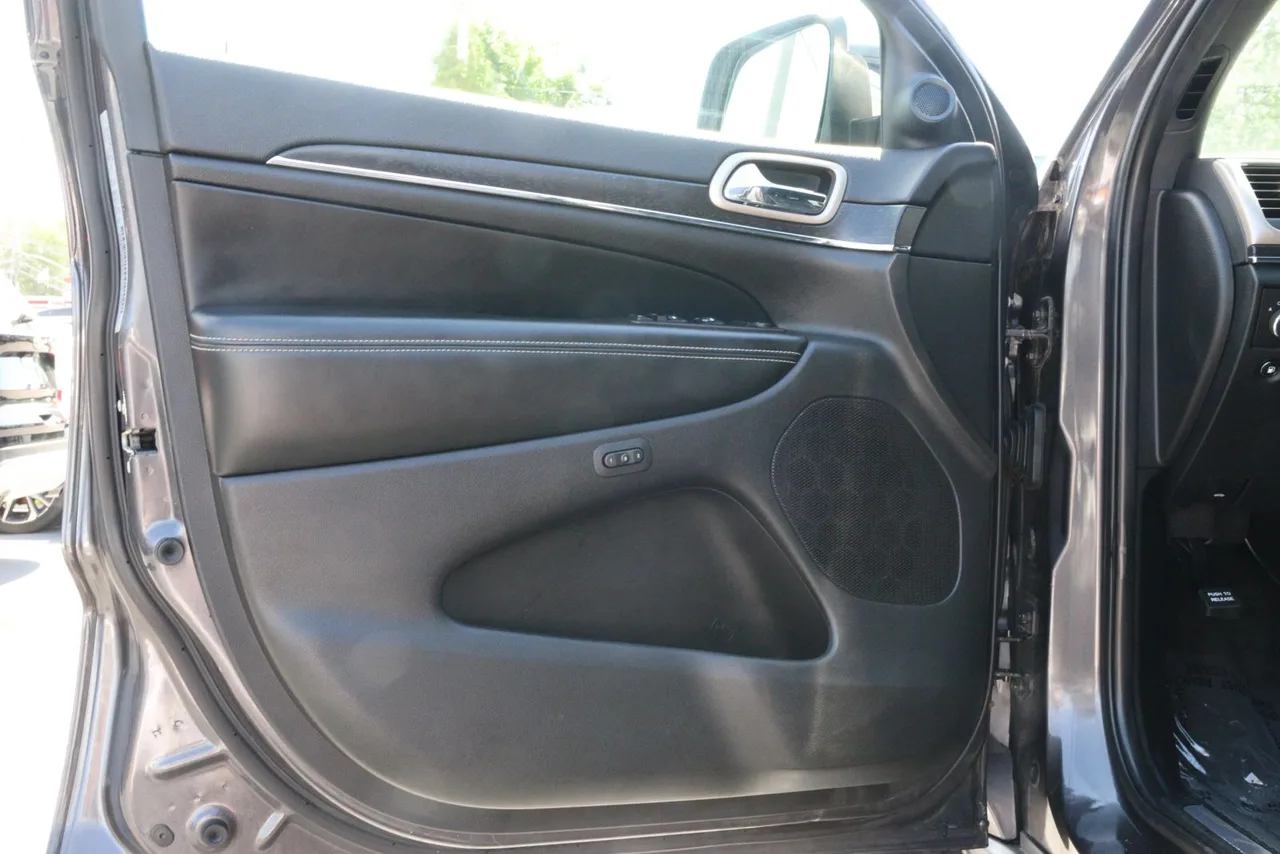 2017 Jeep Grand Cherokee Limited Sport Utility 4D in gray — photo 13 of 31