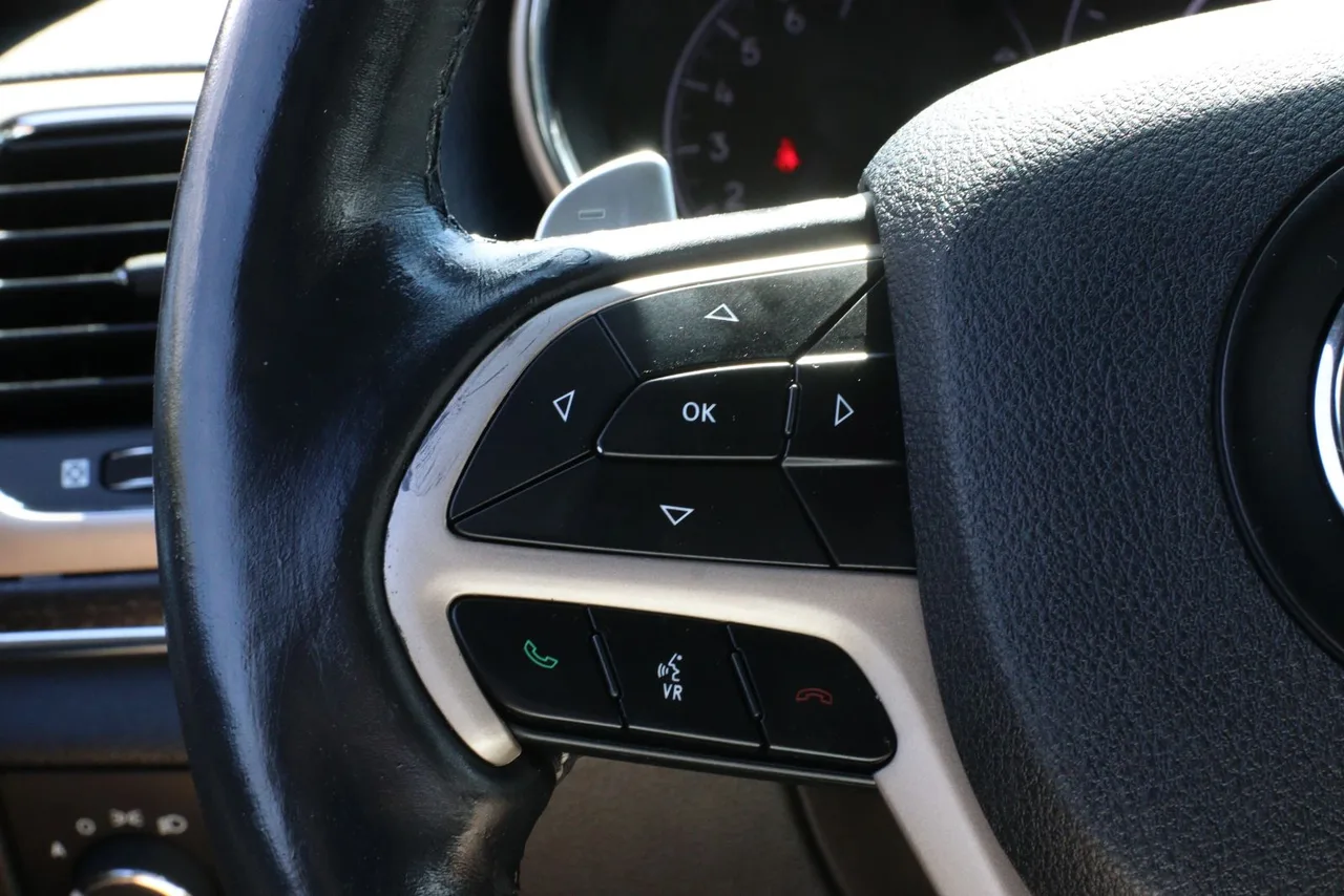 2017 Jeep Grand Cherokee Limited Sport Utility 4D in gray — photo 19 of 31