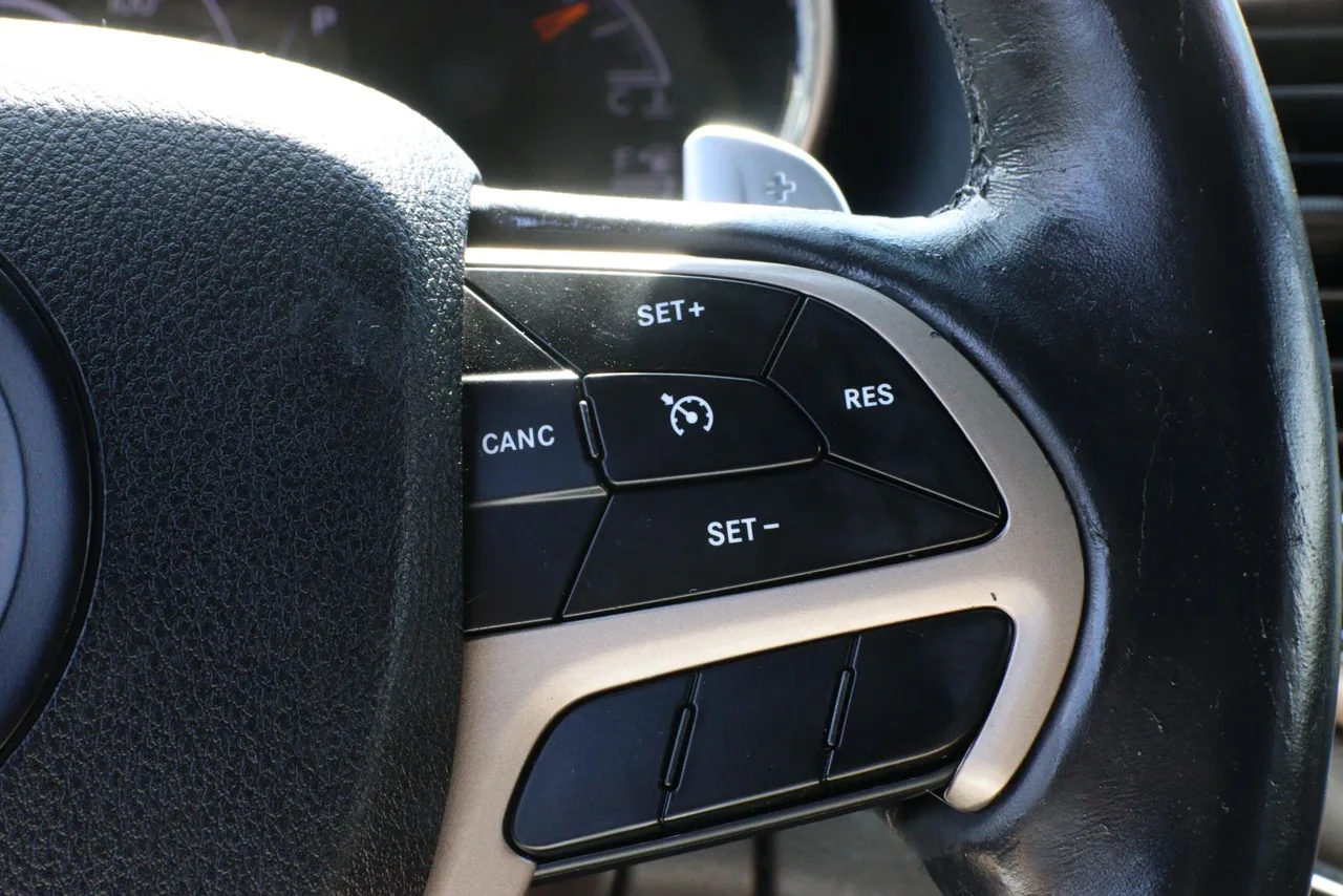 2017 Jeep Grand Cherokee Limited Sport Utility 4D in gray — photo 20 of 31