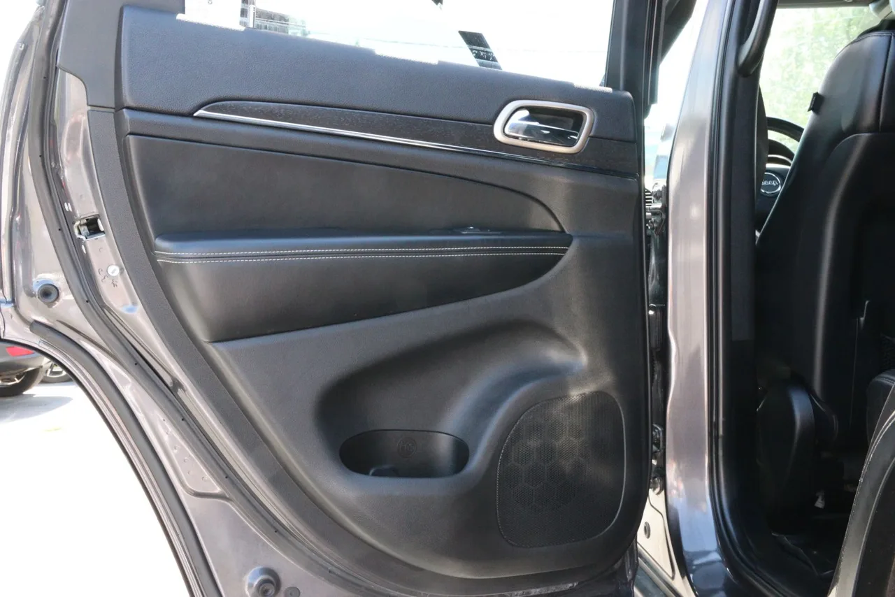 2017 Jeep Grand Cherokee Limited Sport Utility 4D in gray — photo 26 of 31