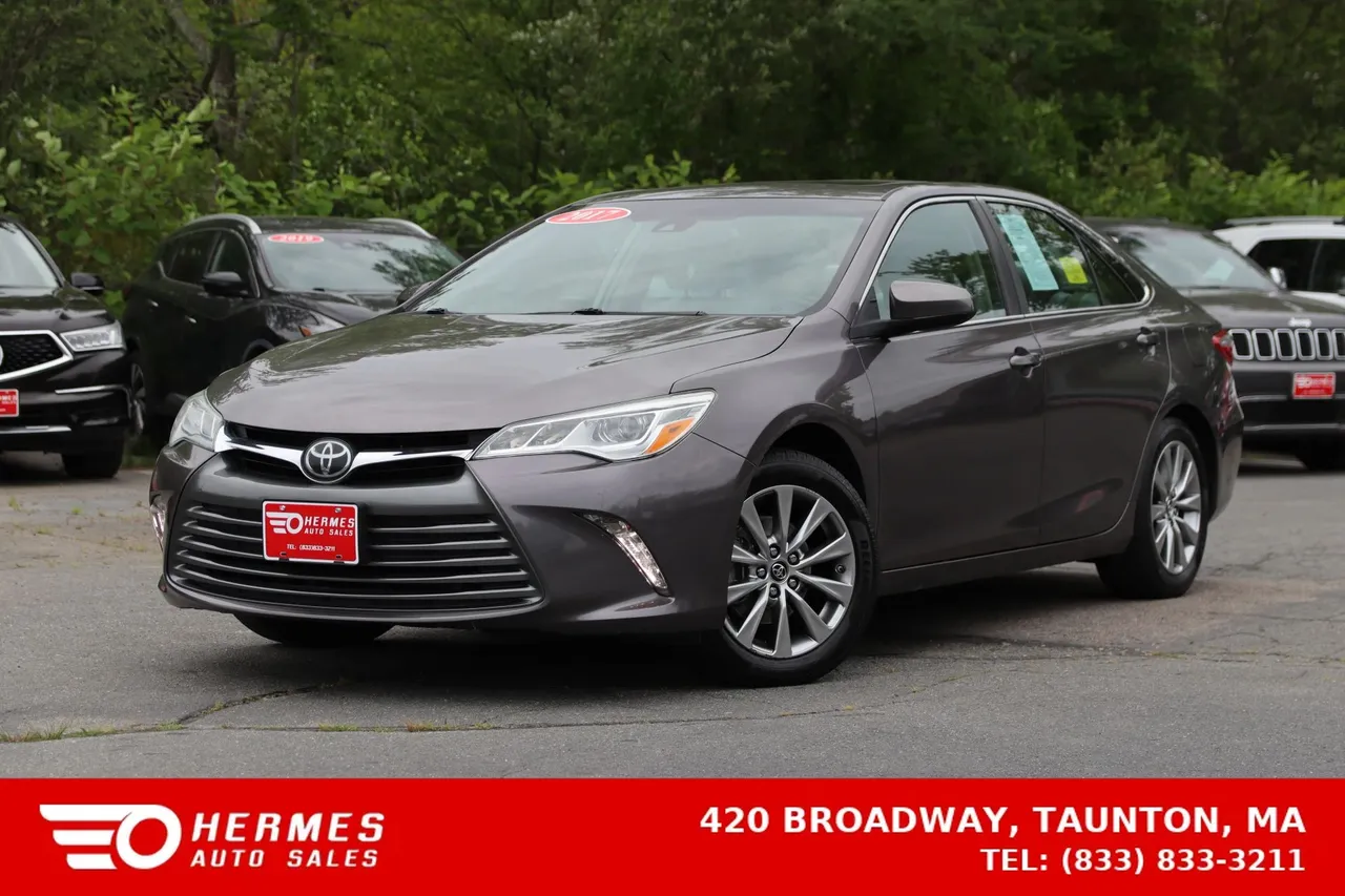 2017 Toyota Camry XLE Sedan 4D in gray — photo 1 of 32