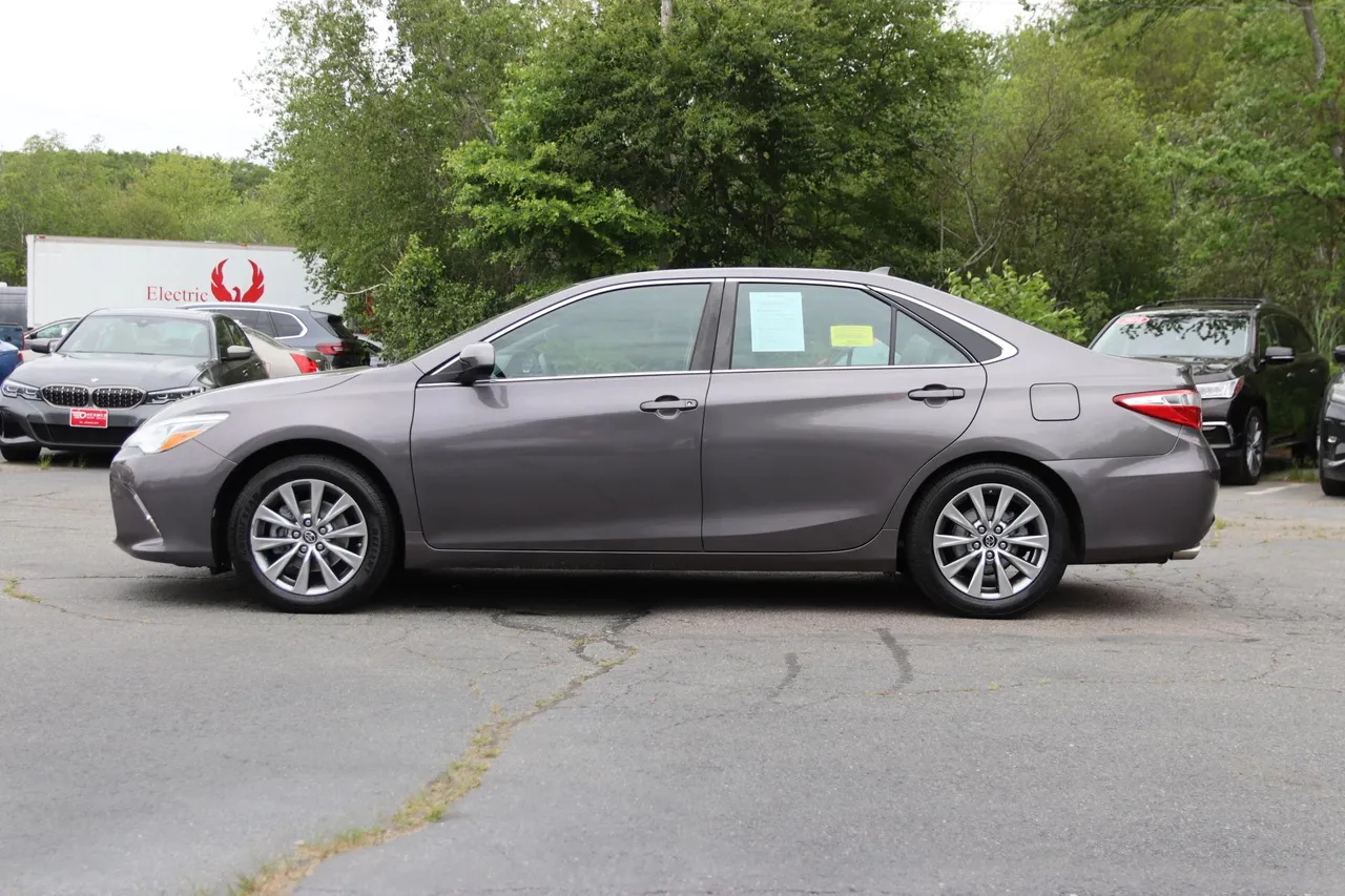 2017 Toyota Camry XLE Sedan 4D in gray — photo 2 of 32