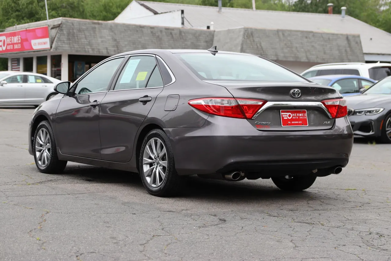 2017 Toyota Camry XLE Sedan 4D in gray — photo 3 of 32