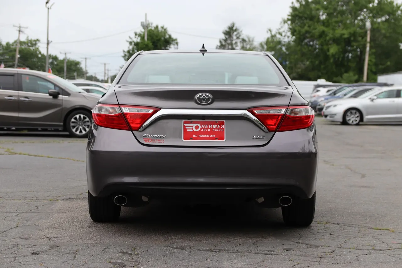 2017 Toyota Camry XLE Sedan 4D in gray — photo 4 of 32