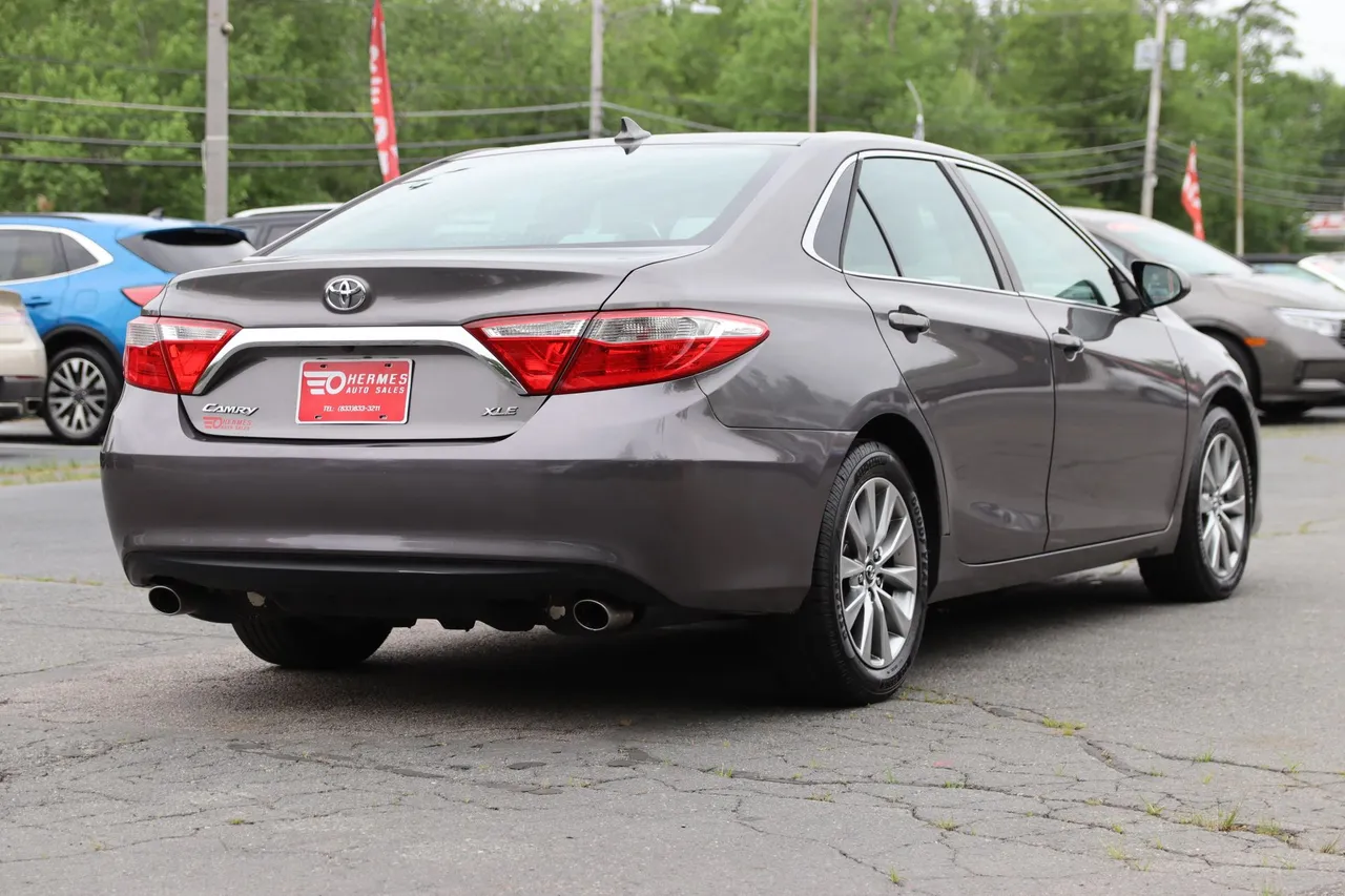 2017 Toyota Camry XLE Sedan 4D in gray — photo 5 of 32
